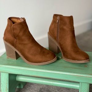 Boots booties cowboy western ankle brown tan suede zipper 6
